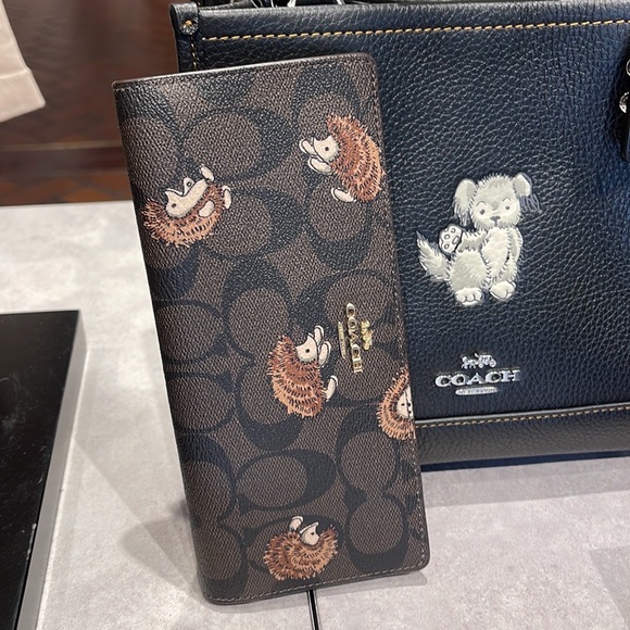 Coach Slim Wallet In Signature Canvas With Hedgehog Print
Gold/Brown Black Multi - Picture 5 of 16